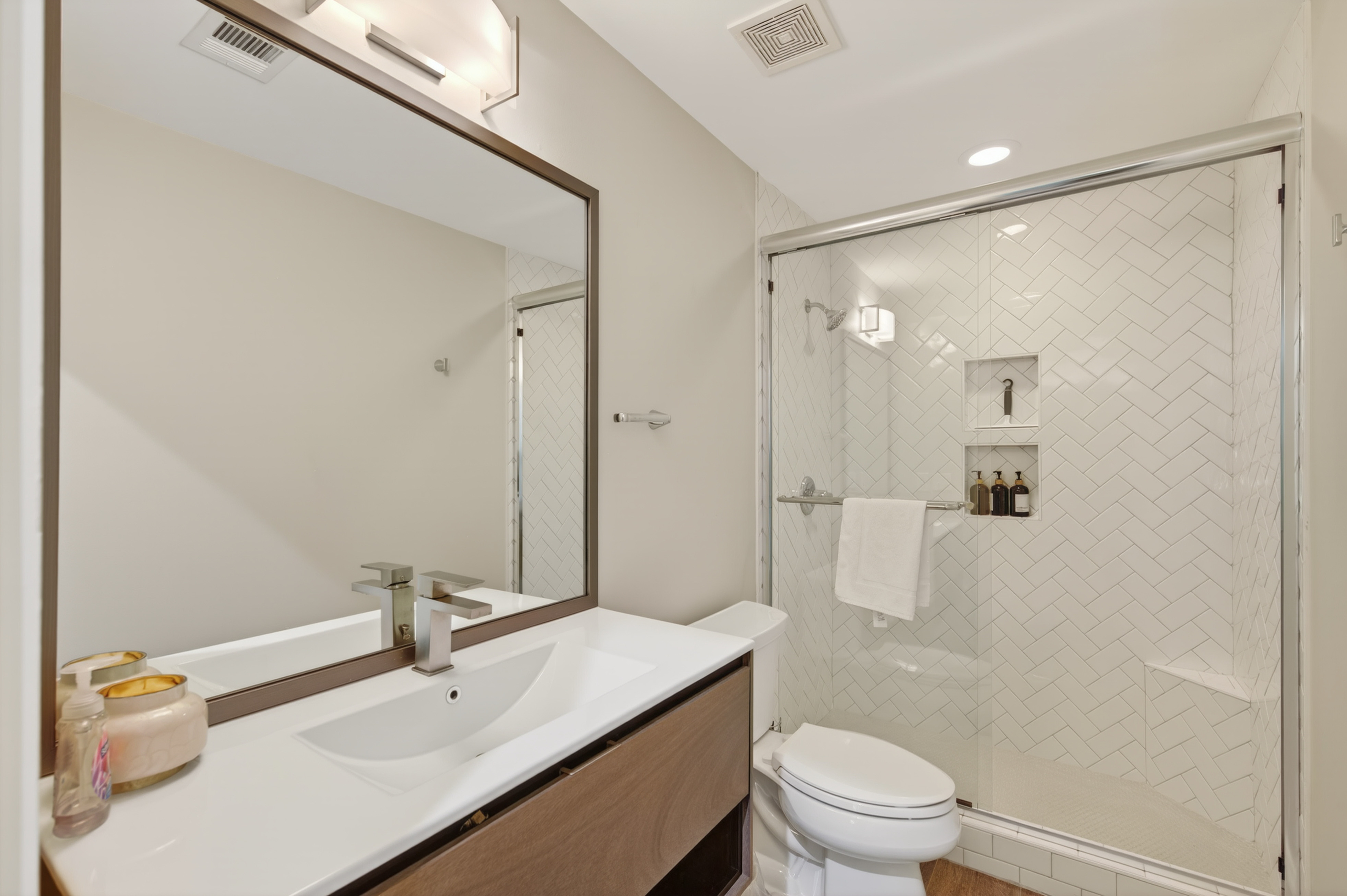 1010F Tailwater image 23